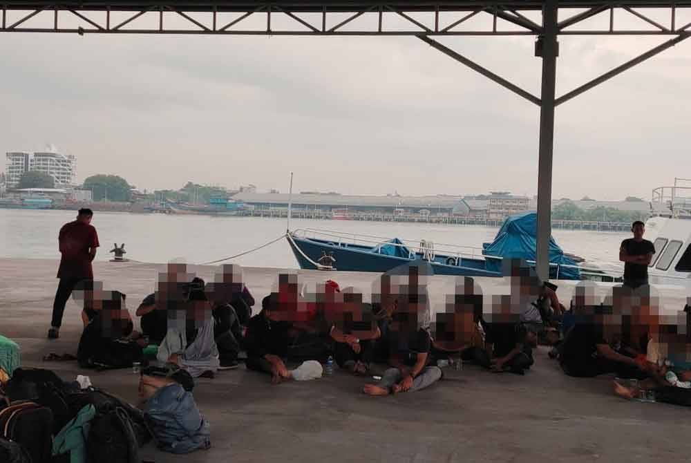Polis Marin menahan 44 migran warga Indonesia selain tekong dan pembantunya di perairan Selangor pada Jumaat.