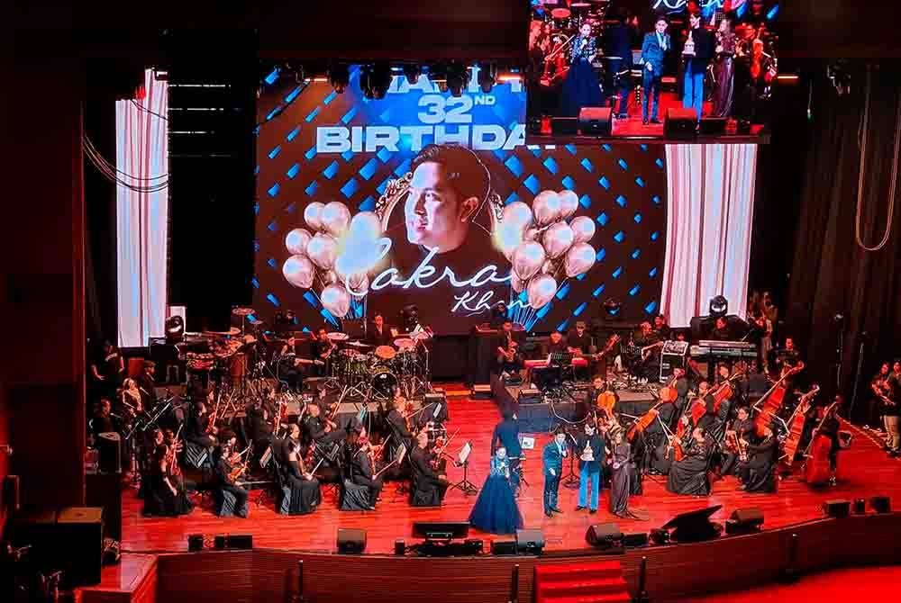 Cakra Khan menghiburkan peminat setianya dengan iringan orkestra di bawah pimpinan maestro muzik, Datuk Ramli MS. Foto Bernama