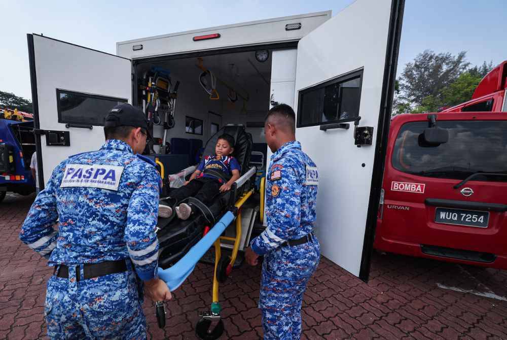 Pengunjung tidak melepaskan peluang menaiki dan bergambar bersama kenderaan aset dari rerurai APM. Foto Bernama