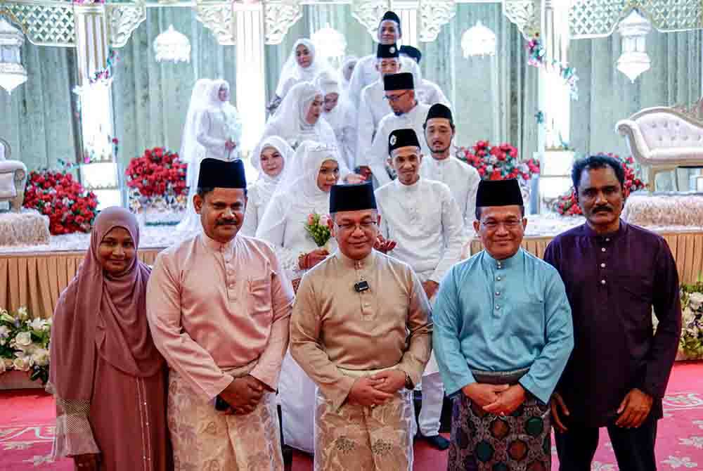 Mohd Na’im (tengah), Pengarah Jabatan Agama Islam Wilayah Persekutuan (Jawi), Datuk Mohd Ajib Ismail (dua dari kanan) bersama rakan strategik dan 10 pasangan bertuah yang diijabkabulkan serentak dengan tarikh istimewa iaitu 24 Februari 2024 semasa Majlis Akad Nikah Rahmah di Dewan Serbaguna Wilayah Persekutuan, di sini pada Sabtu.