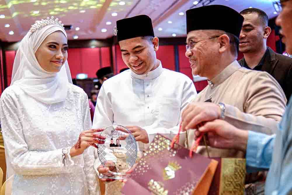 Setiap pengantin menerima barangan tajaan yang diberikan okeh Mohd Na’im selepas dinikahkan secara serentak di Majlis Akad Nikah Rahmah di Dewan Serbaguna Masjid Wilayah Persekutuan, di sini pada Sabtu.