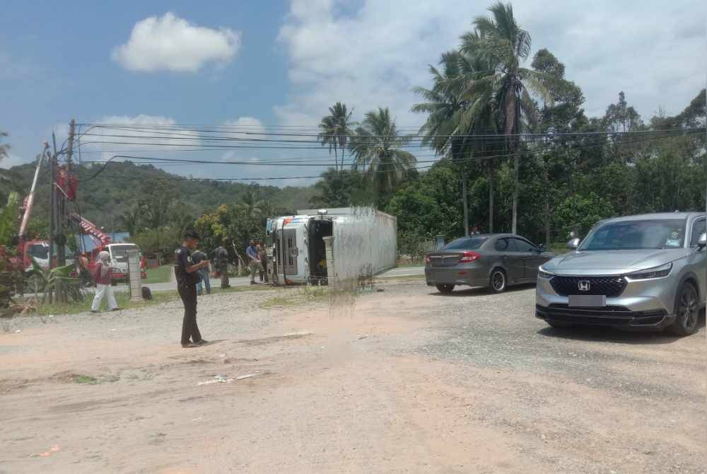 Pemandu dan kelindan lori masing-masing berusia 49 dan 41 tahun bagaimanapun tidak mengalami kecederaan dalam kejadian kemalangan pada Sabtu.