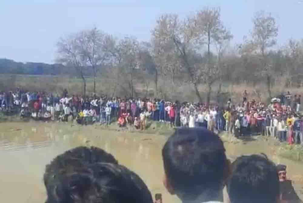 Sekurang-kurangnya 22 orang terbunuh pada Sabtu apabila 'tractor-trolley’ yang dinaiki mereka terjunam ke dalam kolam di Uttar Pradesh, India.