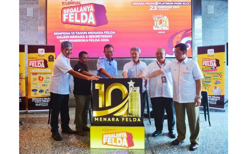 Ahmad Shabery (tiga dari kiri) dan Pengarah Besar FELDA, Datuk Amiruddin Abdul Satar (tiga dari kanan) bersama-sama pengurusan FELDA meletakkan tangan di atas kotak hitam 10 Tahun Menara FELDA sempena Karnival 'Segalanya FELDA' 2024 di Kuala Lumpur pada Sabtu.