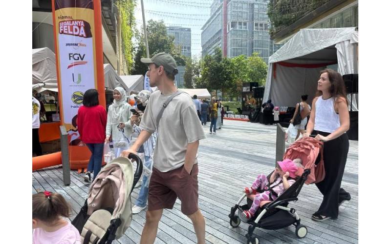 Pelancong asing turut mengambil peluang melihat dan merasai sendiri kemeriahan Karnival ‘Segalanya FELDA’ 2024.