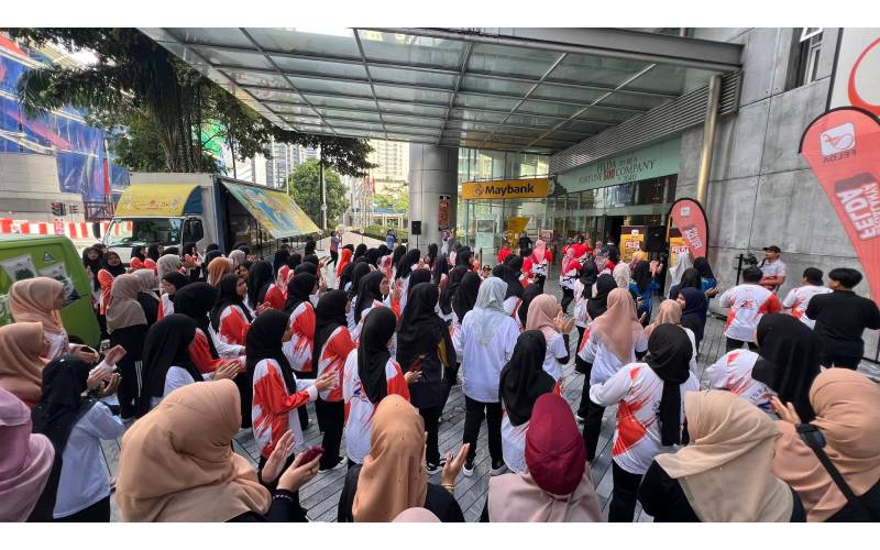 Orang ramai bersama warga FELDA menyertai aktiviti senamrobik sempena Karnival ‘Segalanya FELDA’ 2024 di Menara FELDA, Kuala Lumpur pada Sabtu.