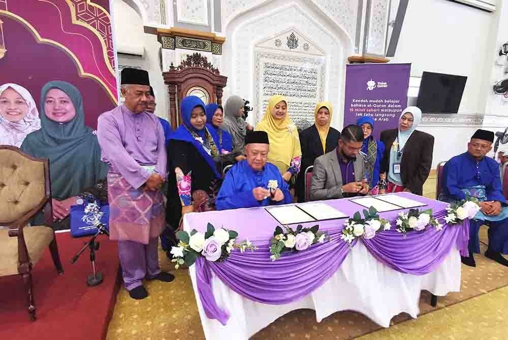 Majlis menandatangani MoU antara Syarikat Think Osem Sdn Bhd dan Pertubuhan Sahabat Al-Quran Malaysia berlangsung dihadapan 1,400 peserta Program Khatam al-Quran: Wanita Bijak Al-Quran 5.0 di Masjid Sultan Muhammad, Bukit Besar di Kuala Terengganu.