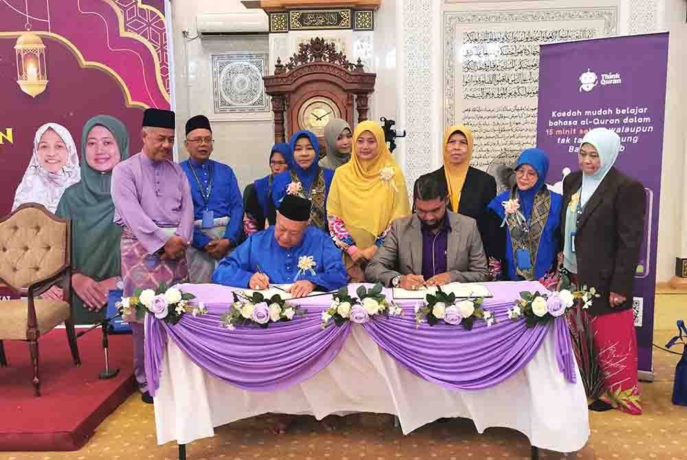 Md Sirat (duduk, kiri) bersama Muhammad Kamal Maula menandatangani MoU sempena Program Khatam al-Quran: Wanita Bijak Al-Quran 5.0 di Masjid Sultan Muhammad, Bukit Besar di Kuala Terengganu.