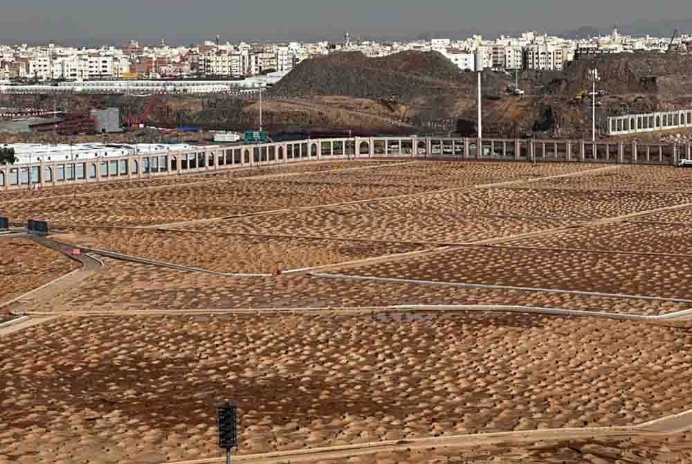 Pemandangan Tanah Perkuburan Baqi' dari bilik penginapan Mohamad Amirul di Madinah.
