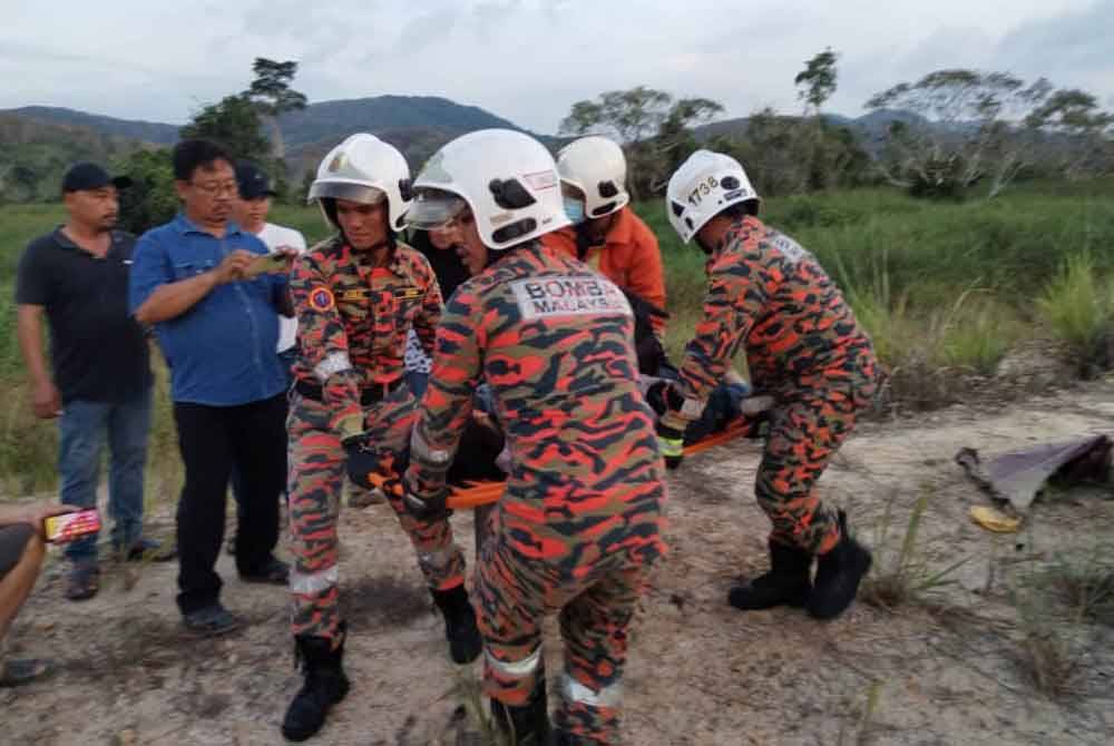 Mangsa maut di lokasi kejadian.