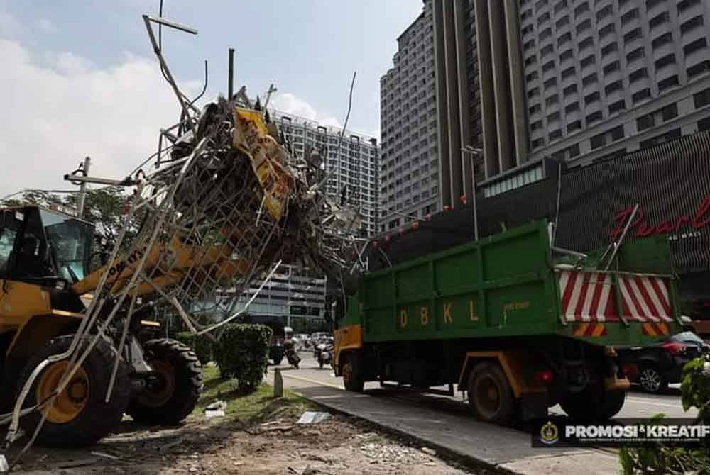 Kerja-kerja meroboh premis tersebut dilaksanakan oleh pihak DBKL.