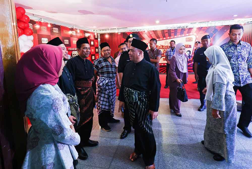 Saarani menyantuni warga media sempena Makan Malam Media Perak bersama Menteri Besar yang berlangsung di Bangunan Perak Darul Ridzuan di Ipoh pada Sabtu.