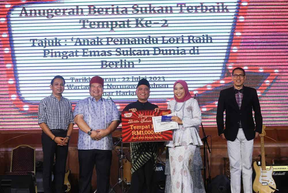 Wartawan Sinar harian, Normawati Adnan (dua dari kanan) menang di tempat kedua bagi Berita Sukan Terbaik dengan laporan 'Anak pemandu lori raih emas sukan dunia di Berlin' yang disiarkan pada 22 Julai tahun lalu.