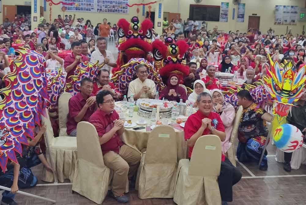 Dzulkefly (duduk tengah) bergambar bersama-sama orang ramai pada Majlis Sambutan Tahun Baharu Cina Parlimen Kuala Selangor di SJKC Yuk Chih, Bestari Jaya pada Sabtu malam.