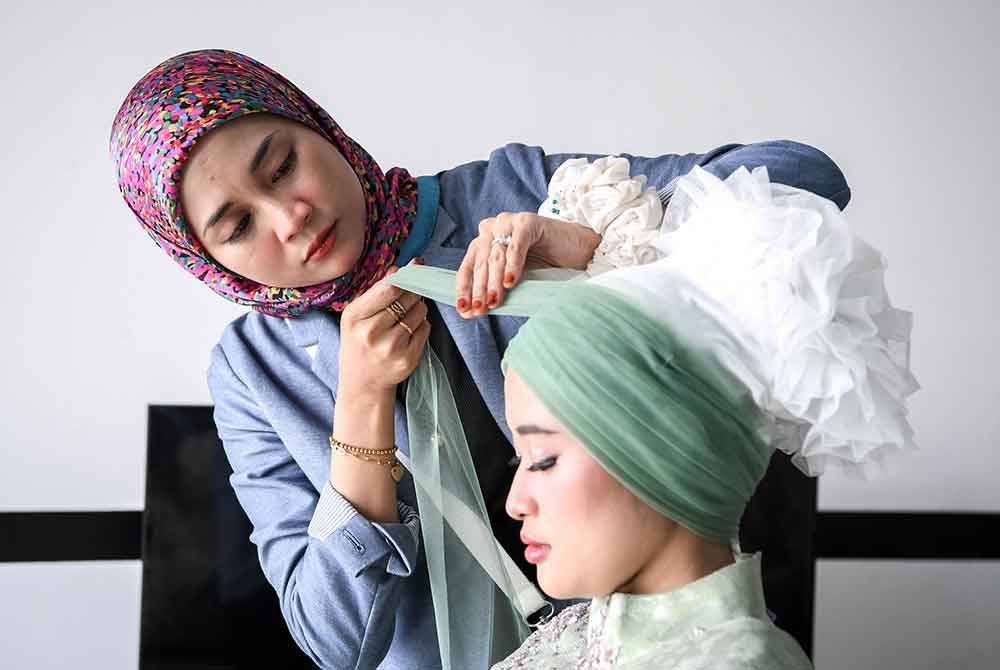Bermula dengan memuat naik video tutorial penggayaan tudung di media sosial, Nursalihah tidak menyangka aktiviti sekadar suka-suka itu membuka jalan baginya membina kerjaya sebagai jurugaya tudung, sekali gus menjana pendapatan lumayan.Foto Bernama