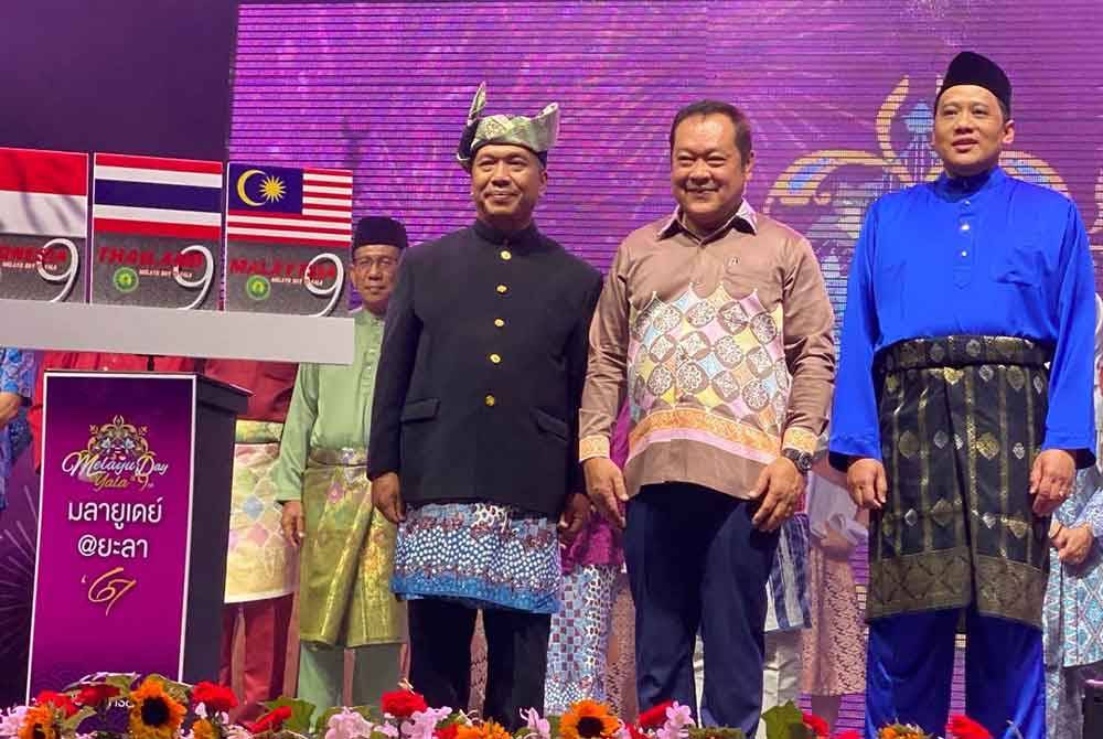 Ahmad Fahmi (kanan) Thawee (tengah) semasa perasmian 'Melayu Day' yang disambut setiap tahun sekali gus menjadi penyatuan kepada rumpun Melayu di Asia Tenggara khususnya Malaysia, Indonesia dan Thailand.
