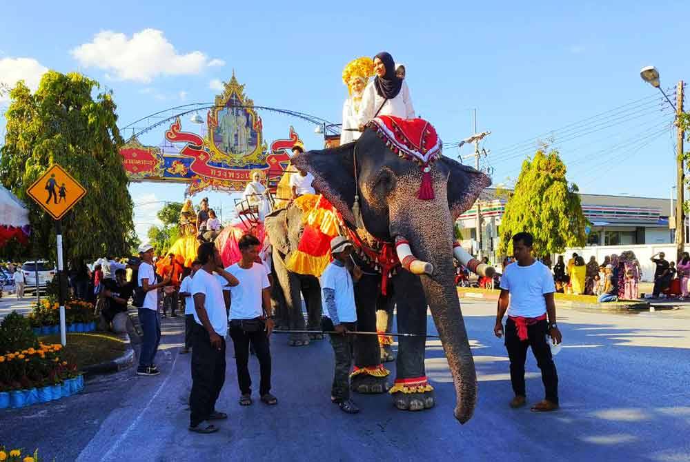 Perarakan gajah antara persembahan utama semasa sambutan Melayu Day di Yala, Thailand.