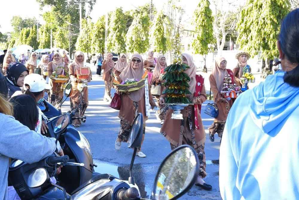 Orang ramai memenuhi sepanjang jalan di Bandar Yala bagi melihat perarakan sempena Melayu Day.