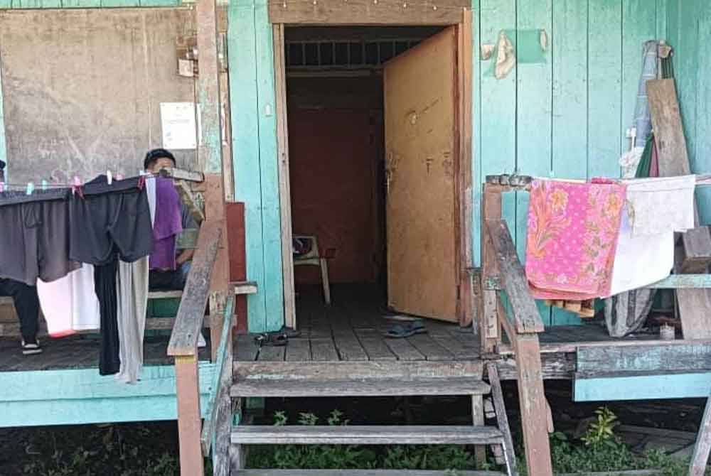 Keadaan rumah yang dijadikan persinggahan untuk bermalam bagi penduduk yang tidak dapat berulang alik dari kampung ke Pekan Sipitang.