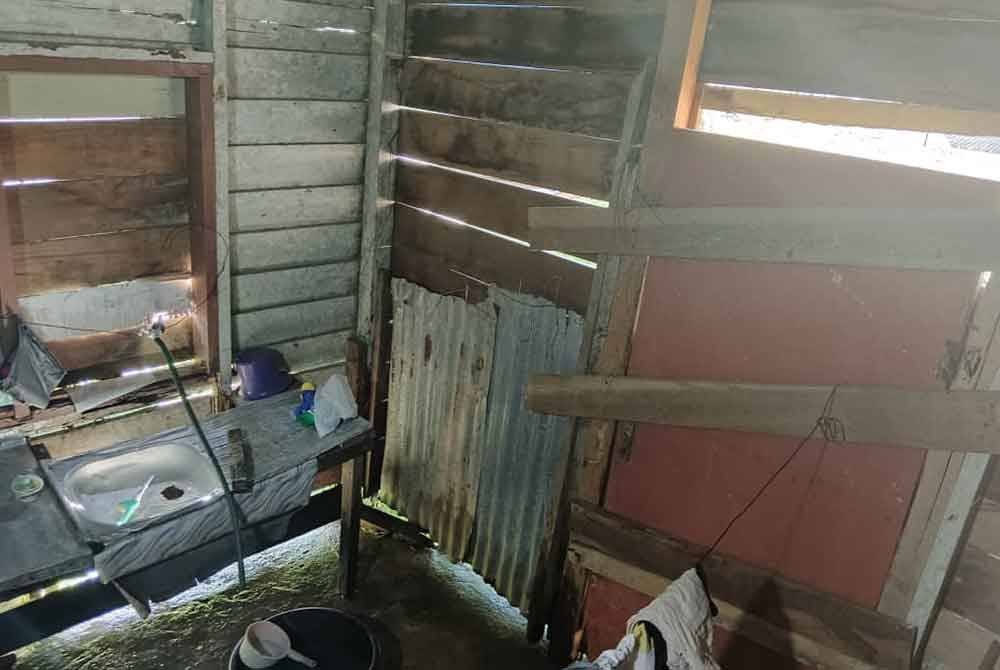 Struktur rumah mulai rosak serta mereput.
