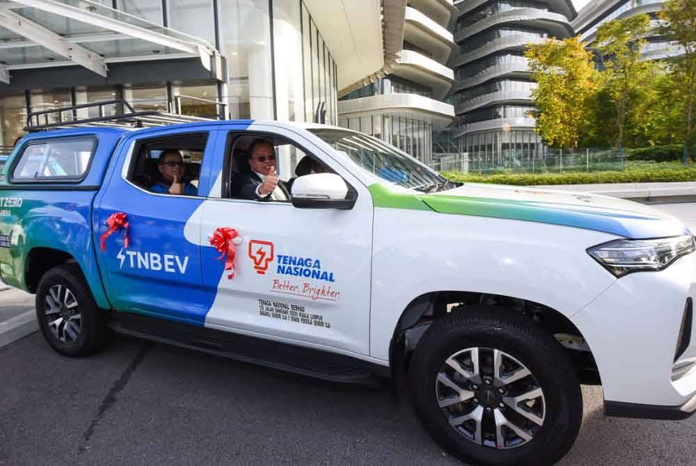 Baharin mengambil alih kemudi pikap elektrik TNB, turut disertai oleh Ketua Pengurusan Kenderaan, Mohammad Anas Ibrahim, di TNB Global Business Solutions (TGBS) melambangkan usaha bersama menuju masa depan yang lestari dengan mencapai Sifar Bersih 2050. - Foto TNB