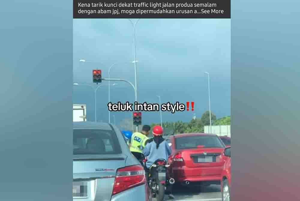Tangkap layar video tular menunjukkan seorang anggota JPJ mencabut kunci motosikal milik penunggang di lampu isyarat Jalan Changkat Jong- Bidor, Rabu lalu. Foto Ihsan pembaca