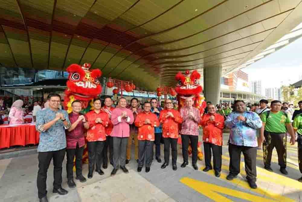 Amirudin (tengah) mengetuai kepimpinan kerajaan negeri menyambut keberangkatan tiba Sultan Selangor dan Tengku Permaisuri.