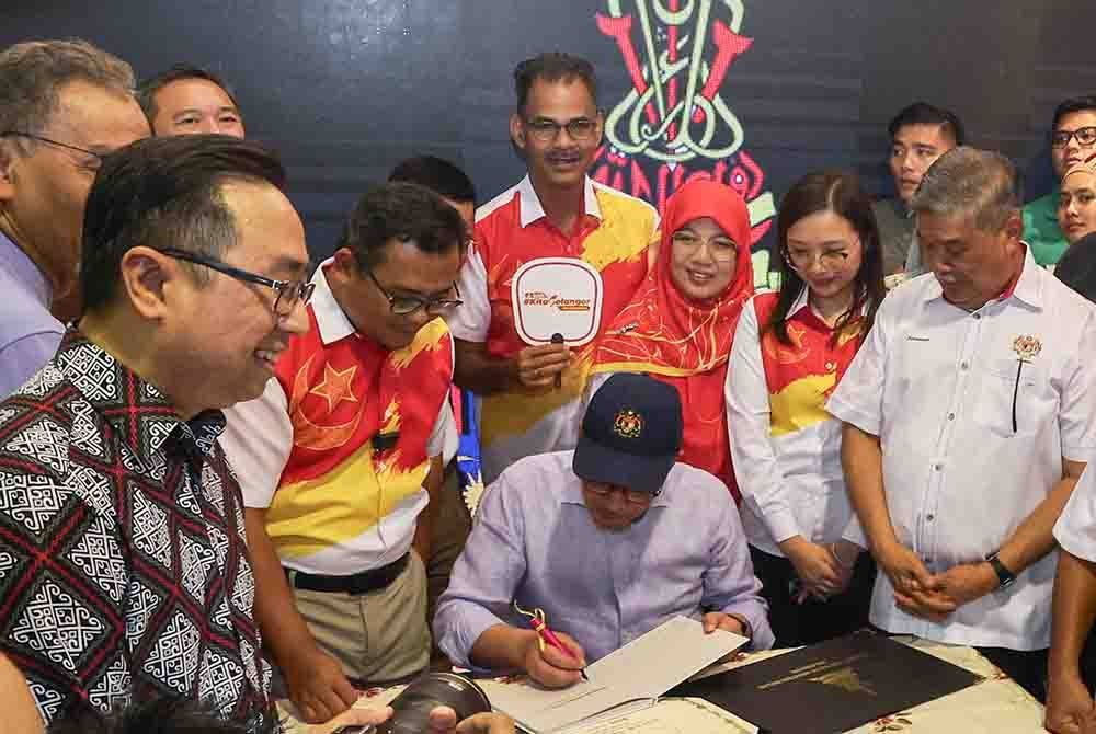 Perdana Menteri Datuk Seri Anwar Ibrahim hadir dan melawat reruai Kementerian pada Program Madani Rakyat Zon Tengah di Kompleks Sukan Kuala Selangor pada Ahad.