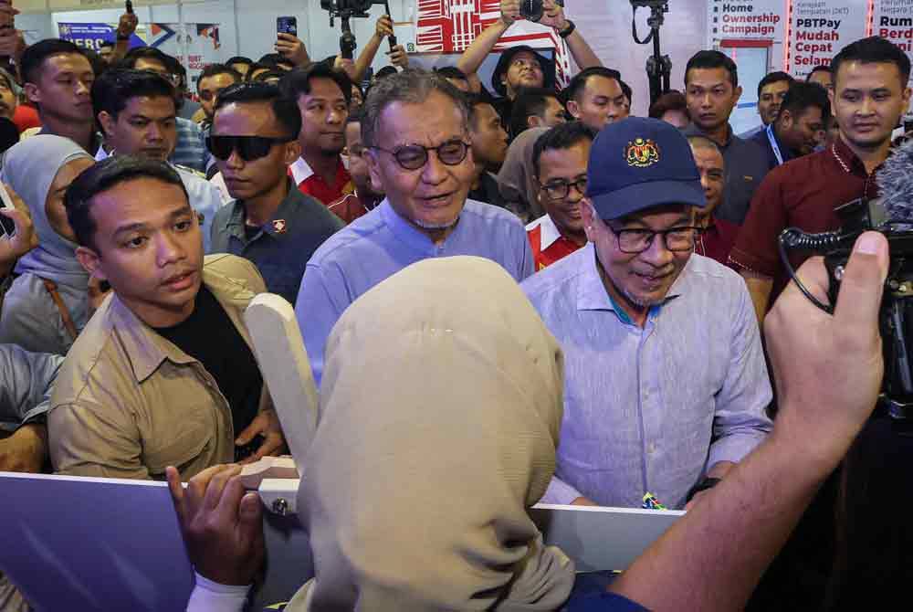 Perdana Menteri Datuk Seri Anwar Ibrahim hadir dan melawat reruai Kementerian pada Program Madani Rakyat Zon Tengah di Kompleks Sukan Kuala Selangor pada Ahad. Beliau diiringi Menteri Kesihatan Datuk Seri Dr Dzulkefly Ahmad. - Foto Bernama