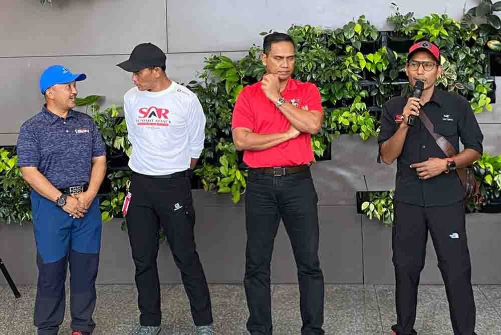 Nor Hisham (dua dari kanan) ketika majlis Perlepasan Bendera Program Pendakian Amal Summit Attack Resources (SAR) Ahsana ke Island Peak dan Everest Base Camp bersama Azhan Rani di KLIA pada Ahad.