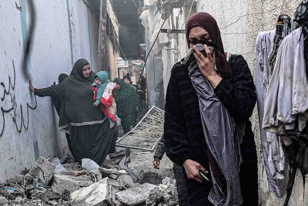 Keadaan di Rafah selepas serangan bom Israel pada Ahad. Foto AFP