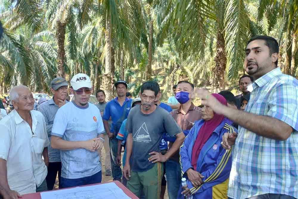 Penduduk serta pengusaha ladang yang terjejas menunjukkan laluan yang sering digunakan mereka untuk keluar masuk kampung.