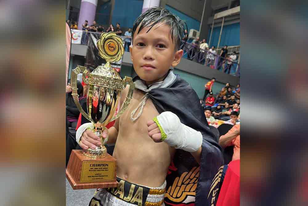 Aiman Harith bersama trofi kemenangan.