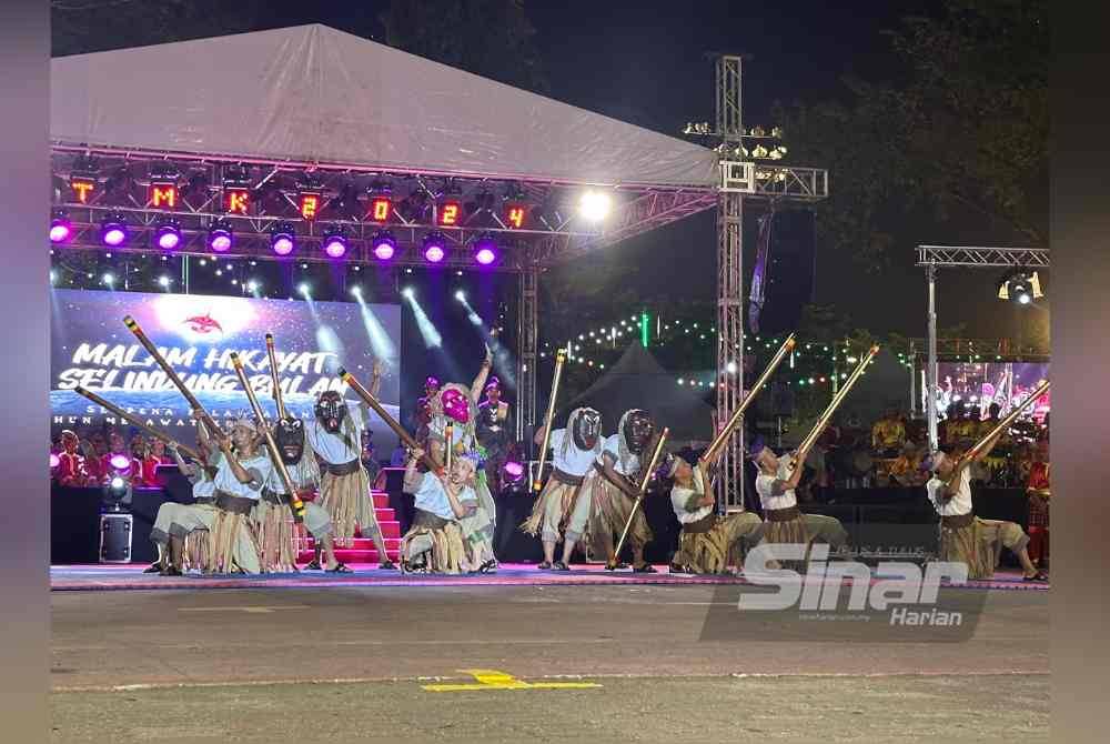 Pelbagai persembahan tarian dipersembahkan kepada pengunjung.