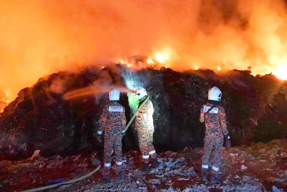 Tapak pelupusan sampah seluas 0.2 hektar di Lubok Jong, Pasir Mas terbakar pada malam Ahad. Foto ihsan JBPM