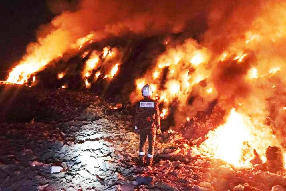 Seramai 12 anggota termasuk pegawai telah ke lokasi untuk kerja-kerja memadamkan kebakaran. Foto ihsan JBPM