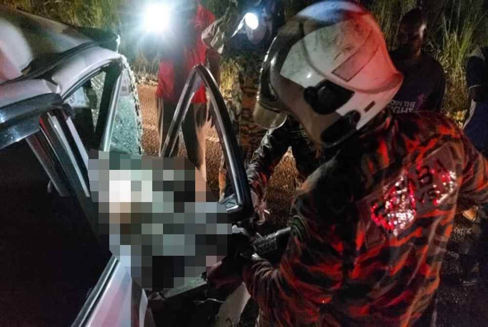 Anggota bomba cuba mengeluarkan mangsa dari kereta Perodua Viva. Foto BBP Segamat