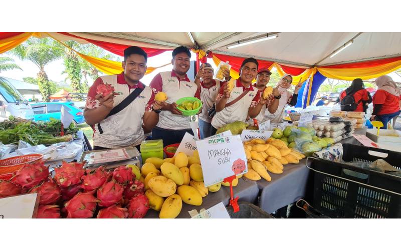 Produk buah-buahan yang dijual pada harga berpatutan di gerai PKPS sempena Program MADANI Rakyat 2024 Peringkat Zon Tengah di Kompleks Sukan Kuala Selangor pada Ahad.