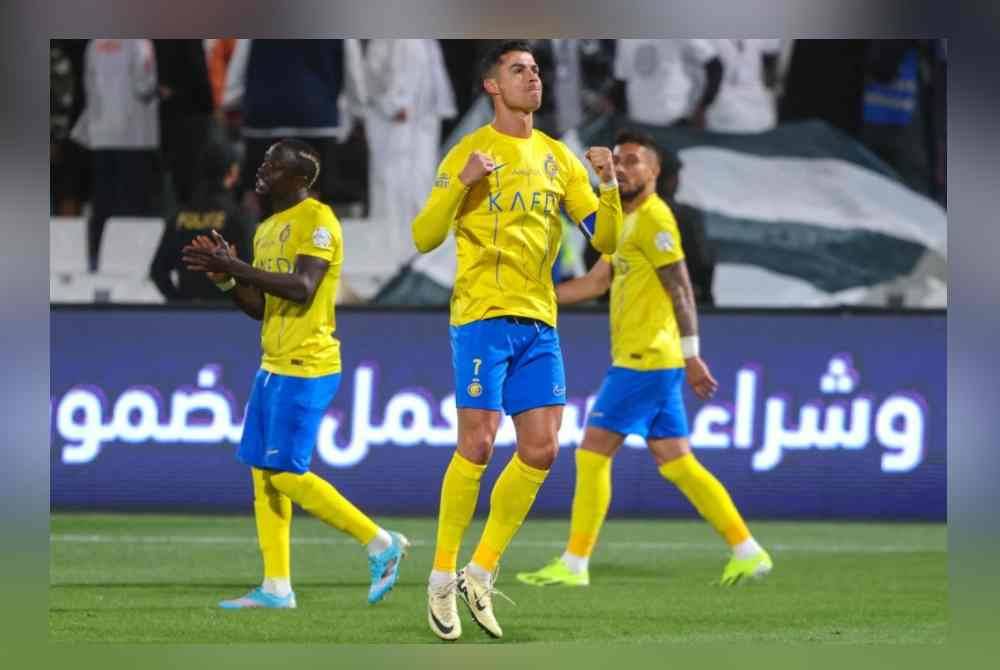 Ronaldo (tengah) meraikan jaringannya ketika menentang Al-Shabab. Foto AFP