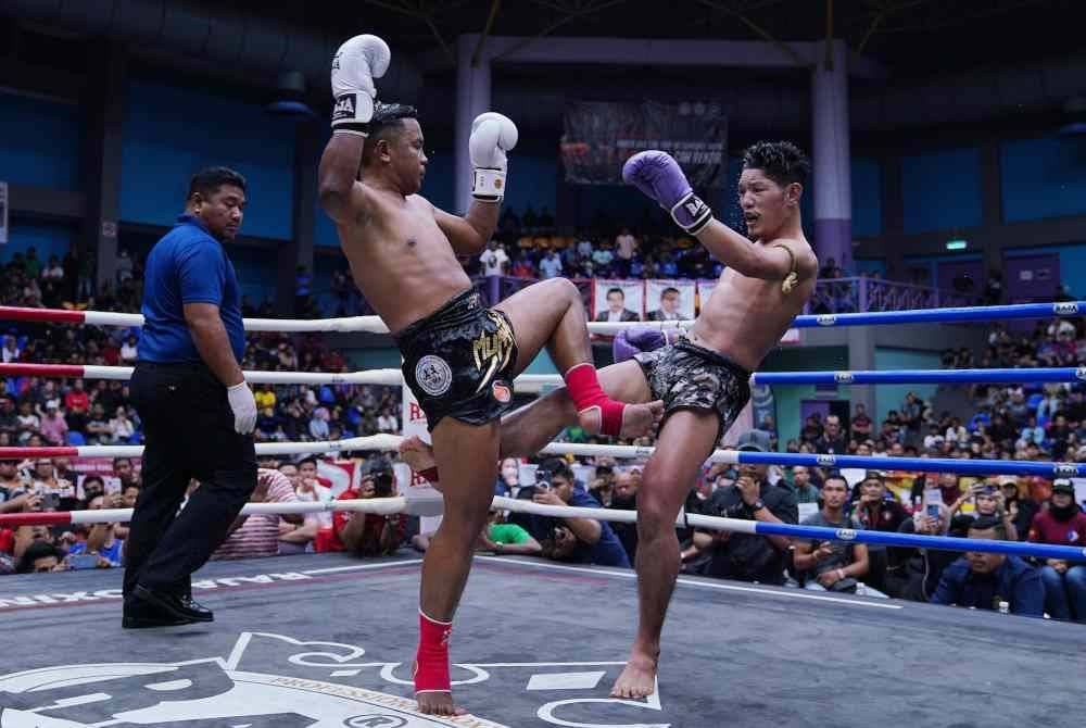 Mat Ropi (kiri) menahan asakan daripada Denkao.