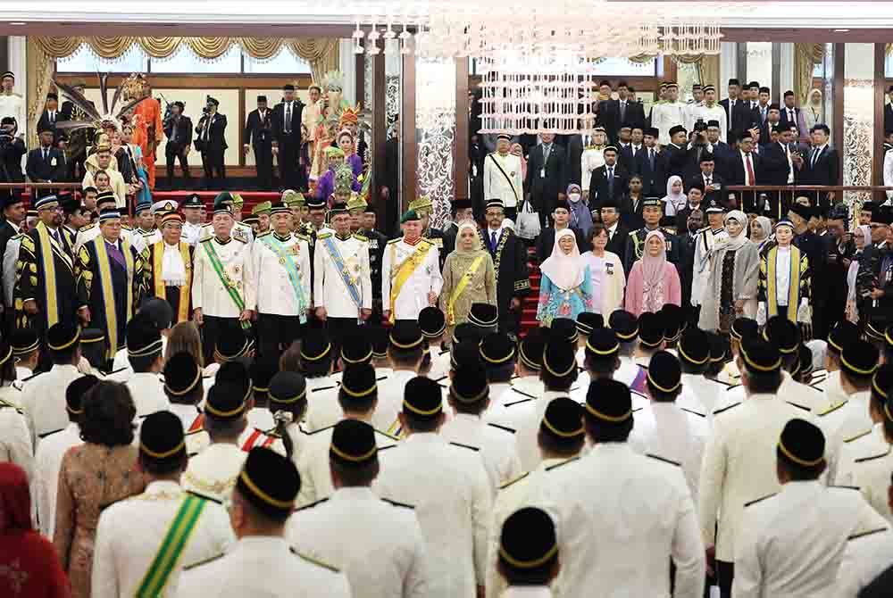 Sultan Ibrahim dan Raja Permaisuri Agong Raja Zarith Sofiah berkenan bertemu ahli Dewan Rakyat selepas Istiadat Pembukaan Mesyuarat Pertama Penggal Ketiga Parlimen ke-15 di Bangunan Parlimen, pada Isnin. Foto Bernama