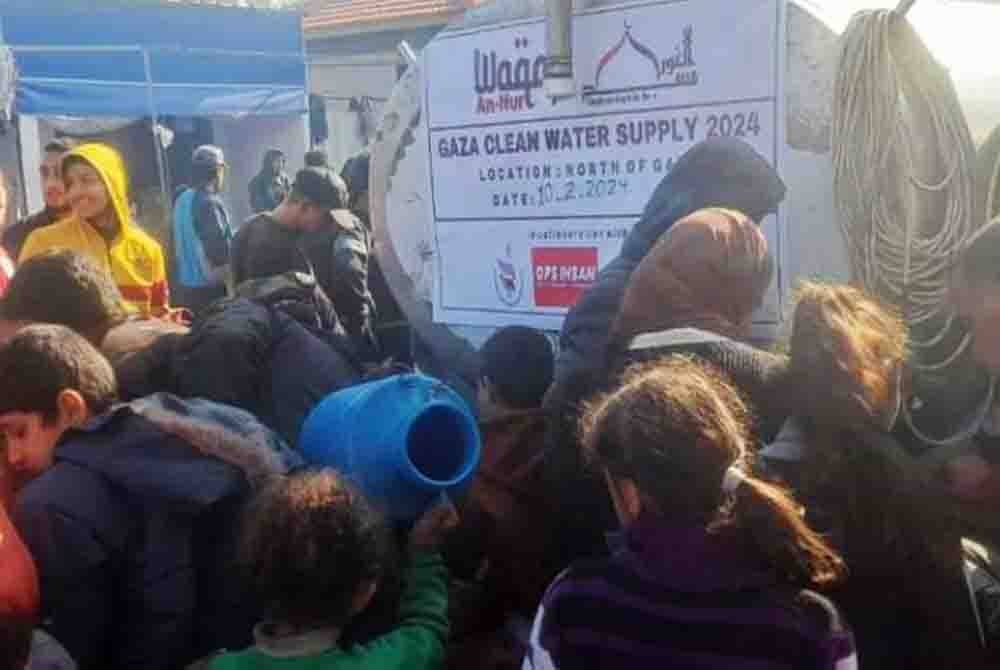 Penduduk mengambil bekalan air bersih tajaan Waqaf An-Nur di Kem Pelarian Jabalya di utara Gaza, Palestin pada 10 Februari lalu.