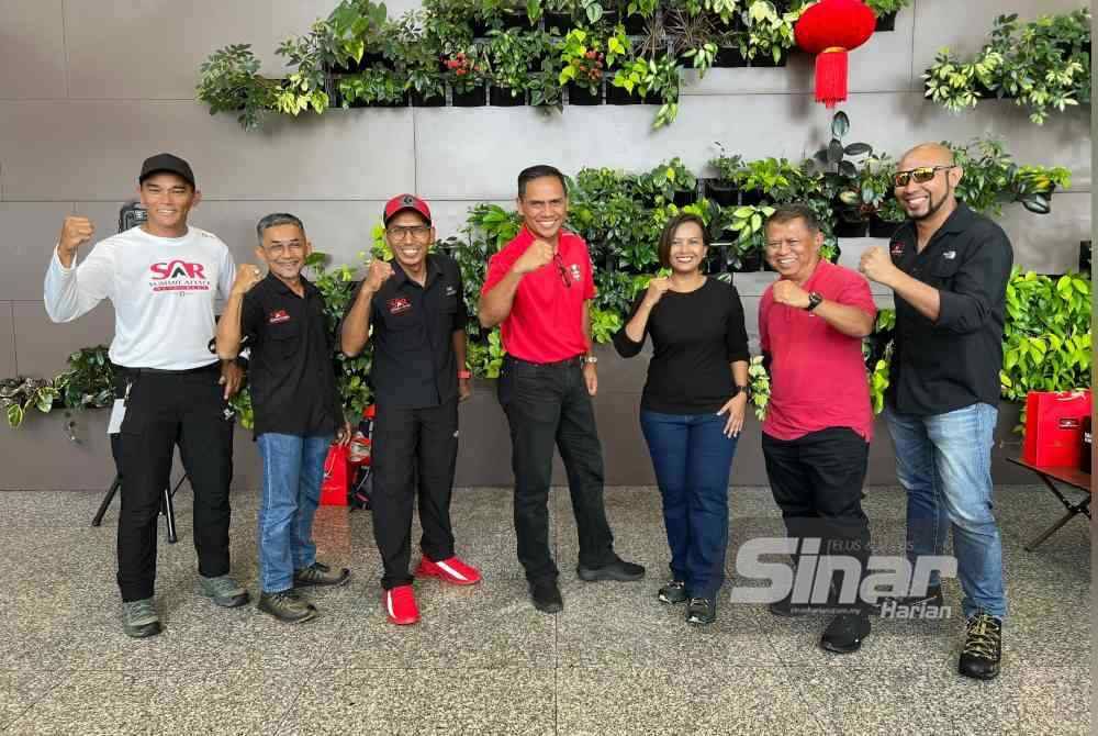 Azhan (kir) bersama Nor Hisham (tengah) dan pendaki lain termasuk Mohd Fakhrul Munir (tiga dari kiri).