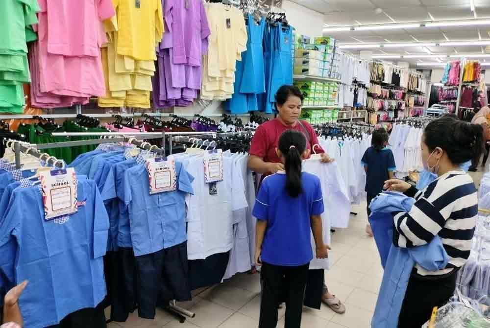 Suasana sekitar Pasaraya CY bersempena Jualan Rahmah yang berakhir pada Isnin.