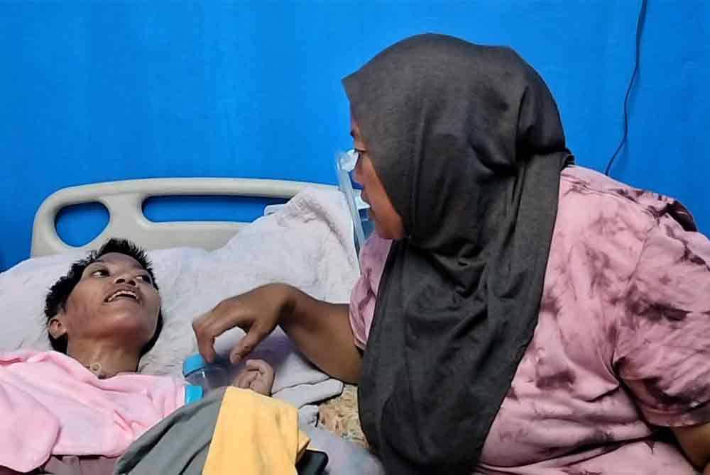 Suriani sentiasa menemani Fasihah yang terlantar sakit.