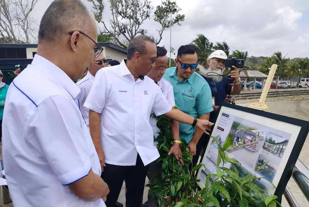 Mohammad Fakhruddin meninjau kemudahan yang disediakan di Gerai Batu Hitam, Kuantan pada Isnin.