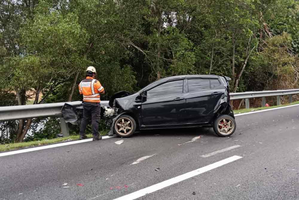 Sebuah kereta yang terlibat terbabas. Foto Ihsan JBPM Perak.