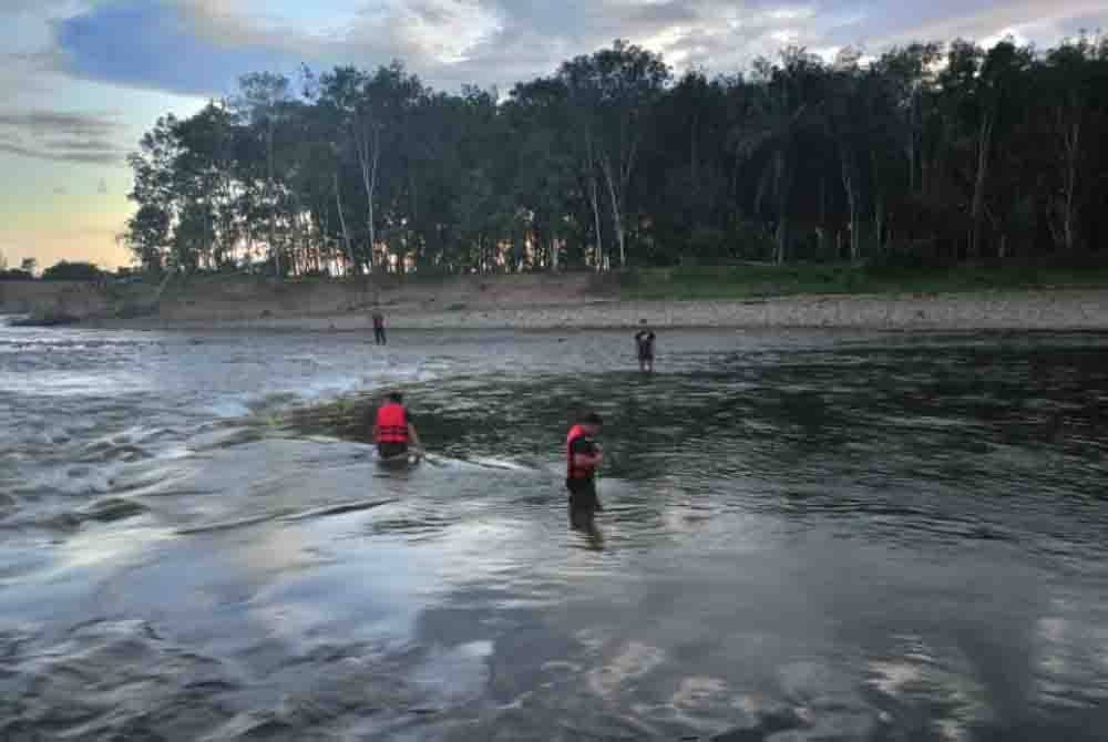 Operasi SAR mangsa di permukaan sungai dilakukan oleh pasukan bomba di Sungai Pagalan, Kampung Paganatan, Keningau.