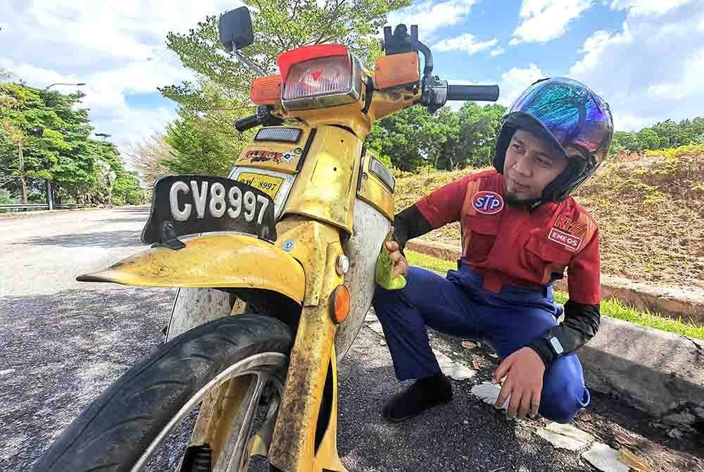 Mat Dam bersama motosikal kesayangannya.