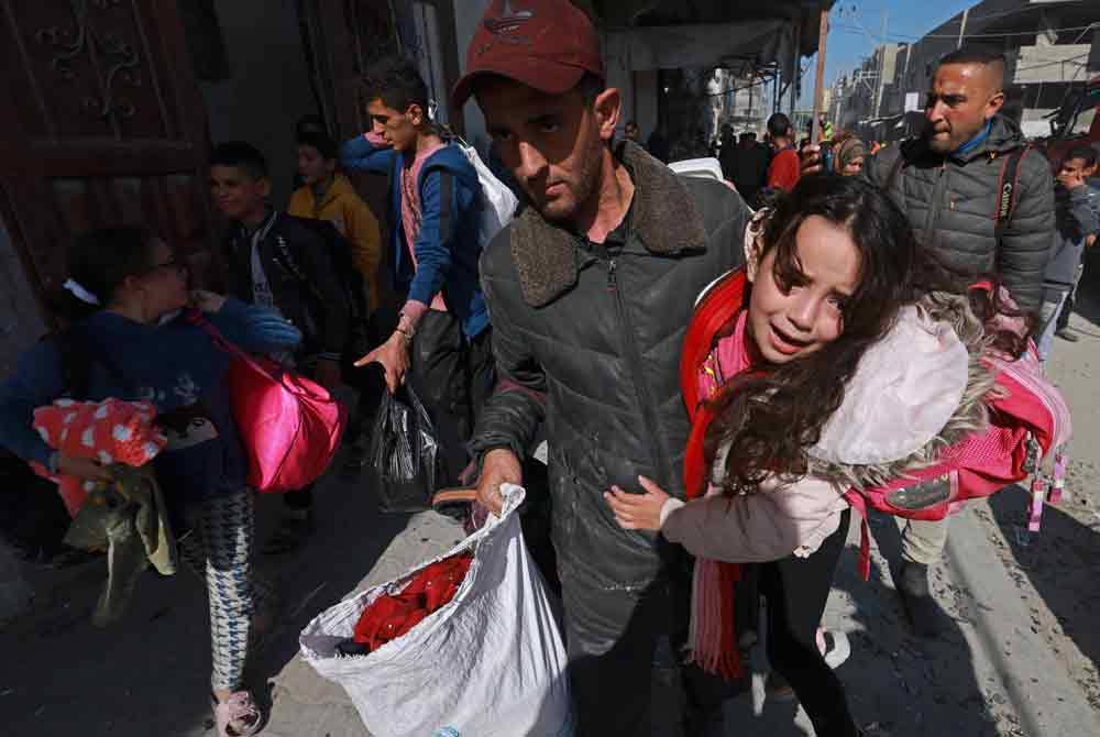 Kumpulan penduduk terpaksa berpindah dari kawasan Rafah yang dibedil rejim Zionis.